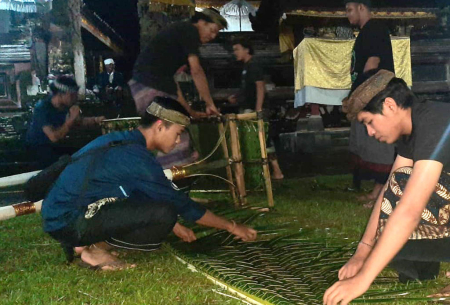 MENGANYAM DAUN KELAPA