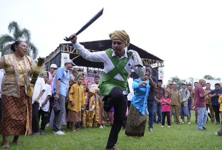 KEPALA DESA MENARI CAKALELE TOBARU