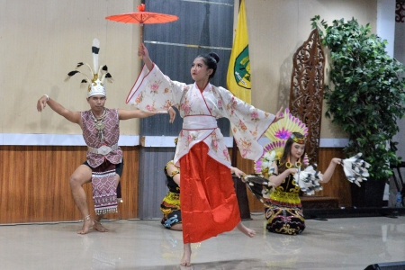 TARI RAMPAK BORNEO 