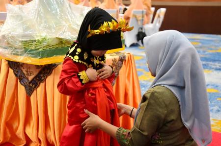 ATUR BUSANA TARIAN