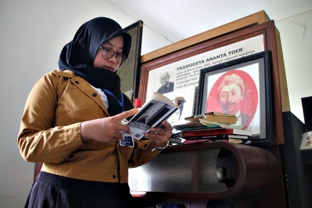 MEMBACA DI RUMAH PRAMOEDYA ANANTA TOER