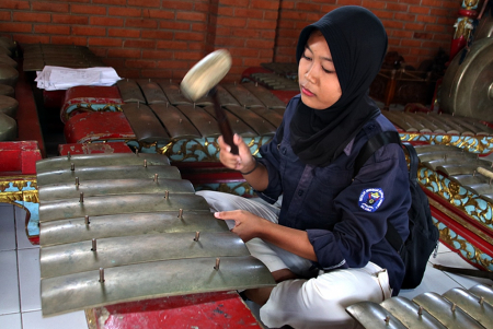 BELAJAR MENABUH INSTRUMEN GAMELAN JAWA