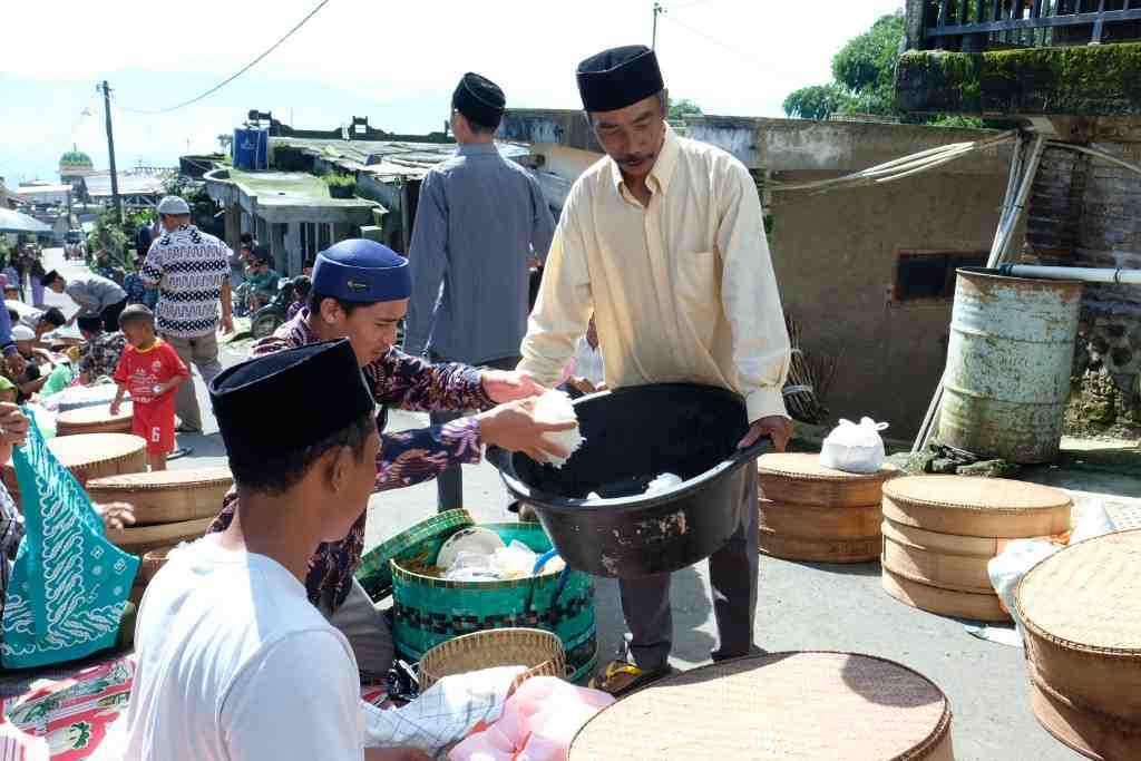 MENGUMPULKAN NASI TUMPENG
