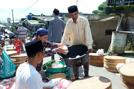 MENGUMPULKAN NASI TUMPENG