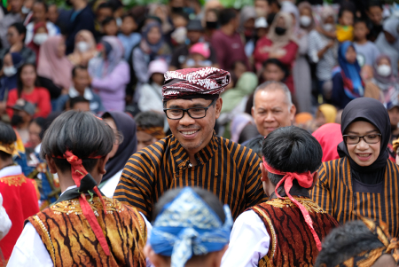 BERKELILING dan BERJABAT TANGAN