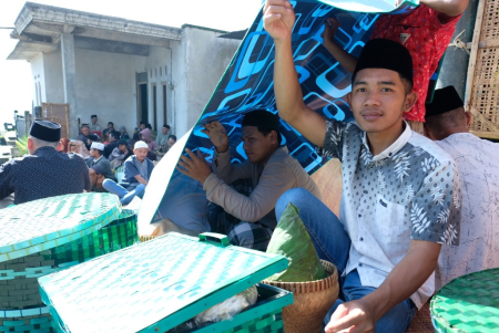 BERTEDUH SAAT NYADRAN