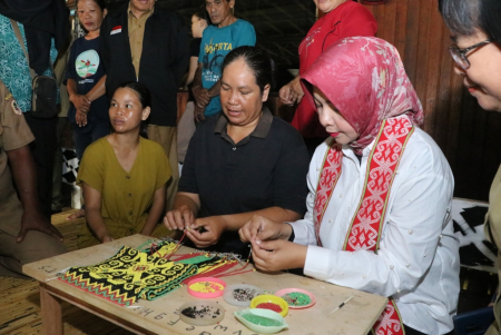 PJ DEKRANASDA KALBAR MEMBUAT AKSESORIS MANIK
