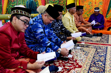 BACA BUKU PANDUAN ADAT