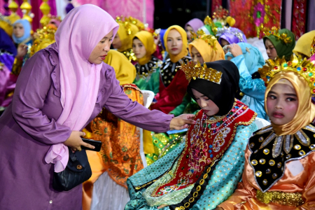 BAJU ADAT WOLIMOMO
