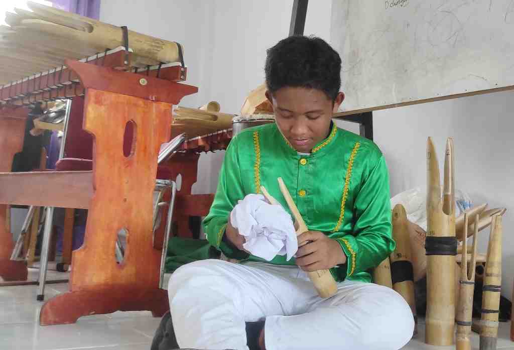 BERSIHKAN POLOPALO
