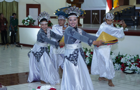 TARI KREASI MODREN