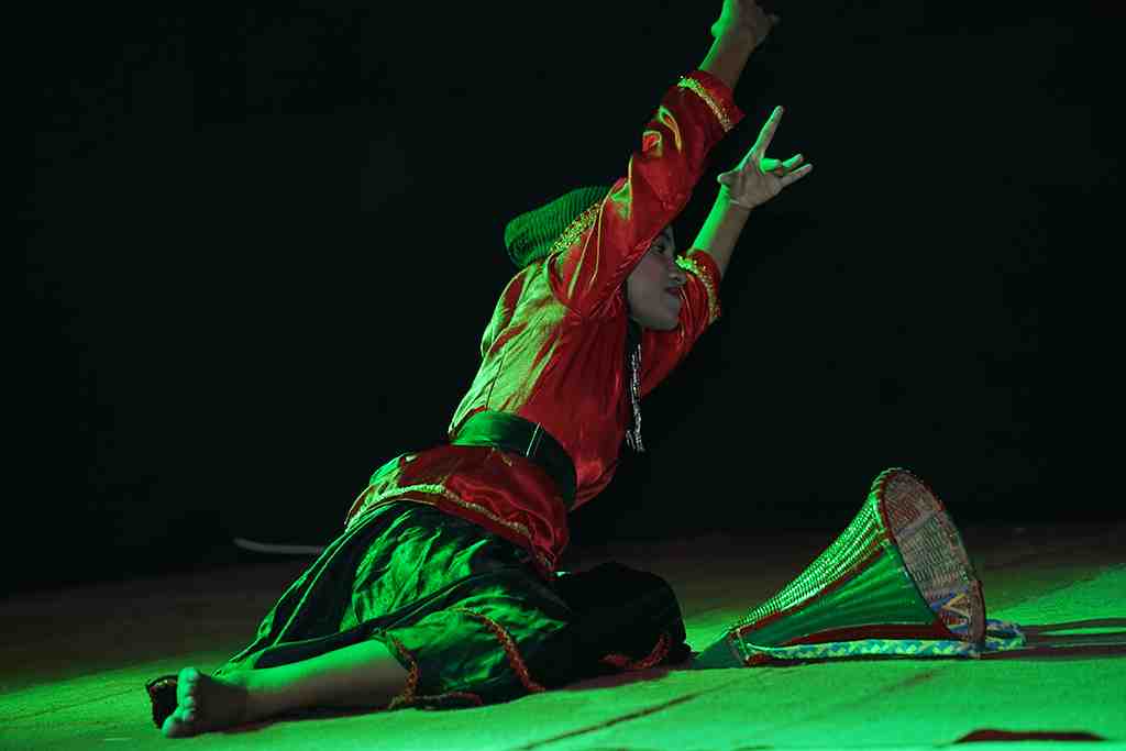 TARI KAPITA MODREN