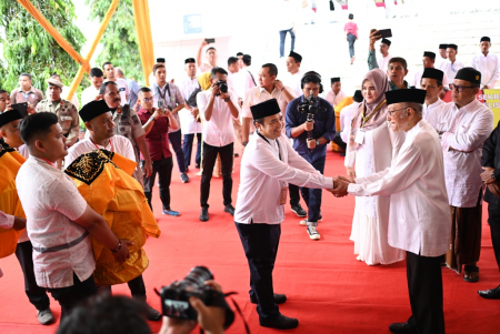 MENYERAHKAN IDANG MAULID