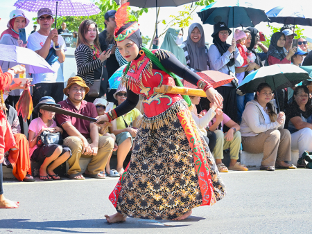 TAMPILKAN TARI MANDAU