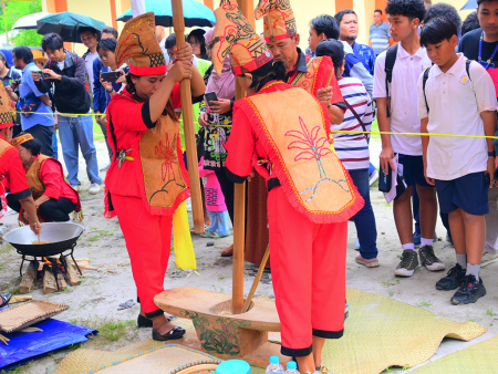 TUMBUK PADI KETAN