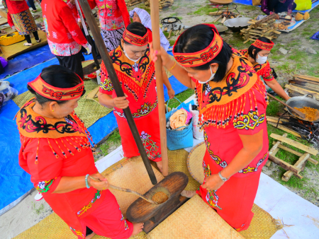 TUMBUK PADI KETAN