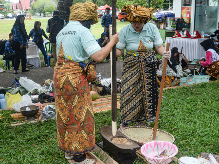 TUMBUK BERAS KETAN
