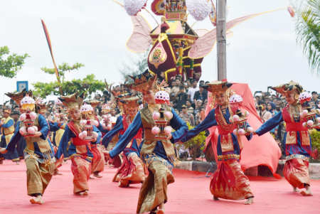 PENAMPILAN TARI TABUIK PARIAMAN