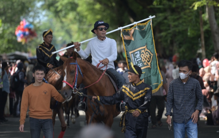 BAWA BENDERA PKA KE-8