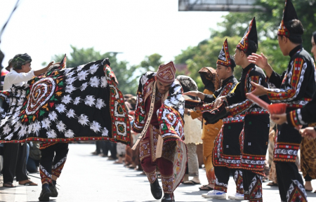TARI GUEL DI PAWAI BUDAYA ACEH