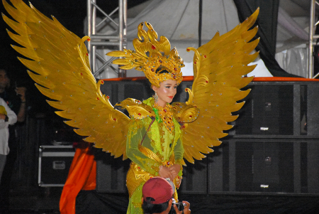 PERAGAAN BUSANA