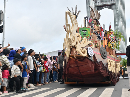 MOBIL HIAS PERAHU TRADISIONAL