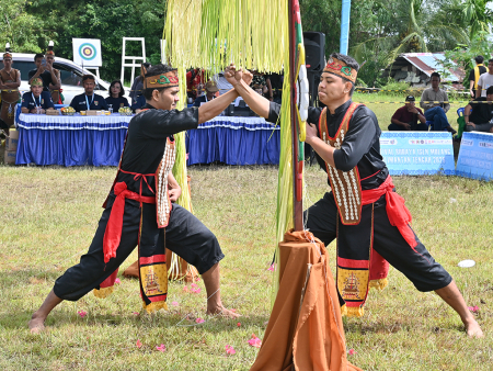 ADU JURUS LAWANG SAKEPENG