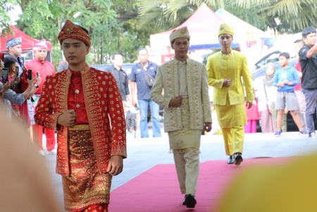 FASHION SHOW MENGGUNAKAN TANJAK