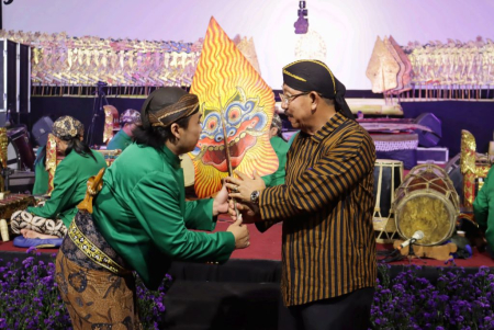 PENYERAHAN GUNUNGAN WAYANG