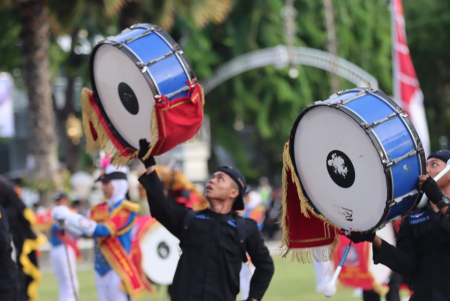 ATRAKSI MENGANGKAT DRUM BASS