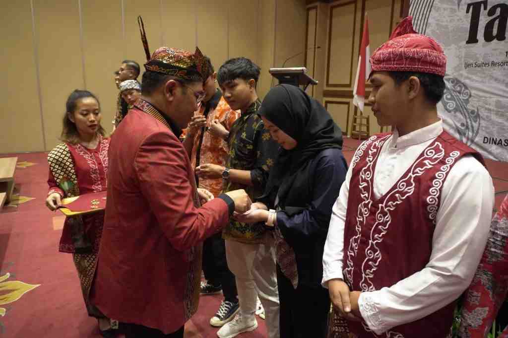 PENYERAHAN LENCANA TARUNA BUDAYA JAWA TIMUR