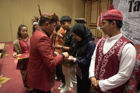 PENYERAHAN LENCANA TARUNA BUDAYA JAWA TIMUR