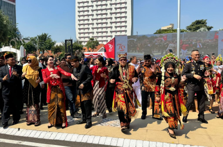 JOGET BERSAMA DI HUT KE 79 RI