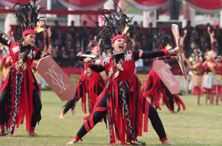 GUNAKAN PAKAIAN ADAT DAYAK