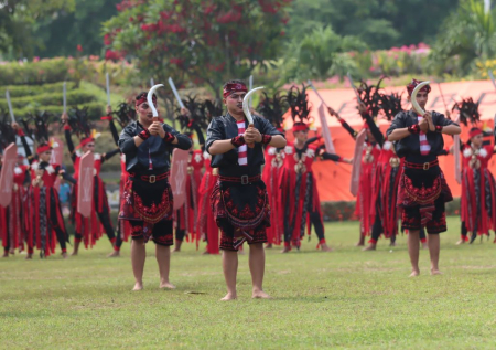 GUNAKAN PAKAIAN ADAT MADURA