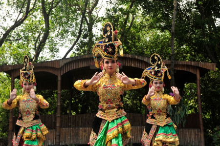 TARI WULANDARU SAMBUT WISATAWAN