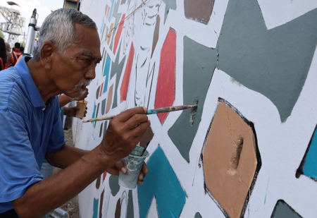 MELUKIS MURAL DI KALIMAS TIMUR
