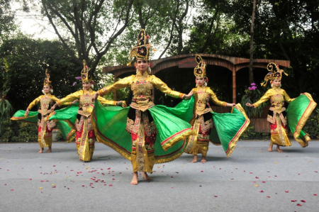 TARI WULANDARU SAMBUT WISATAWAN