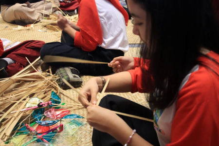 MERANGKAI WAYANG BAMBU