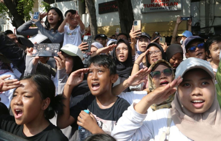 TEATRIKAL PEROBEKAN BENDERA 