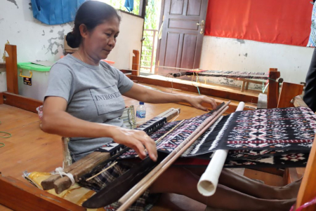 PERAJIN TENUN IKAT