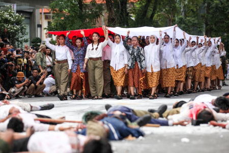 MENGARAK BENDERA MERAH PUTIH