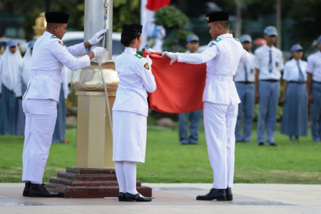 MELIPAT BENDERA MERAH PUTIH