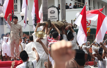 WALKOT SURABAYA PIMPIN TEATRIKAL