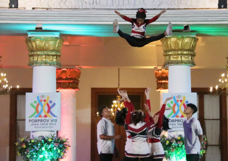 AKSI KELOMPOK CHEERLEADER DI GRAHADI SURABAYA