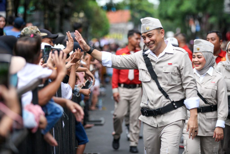 MENYAPA MASYARAKAT