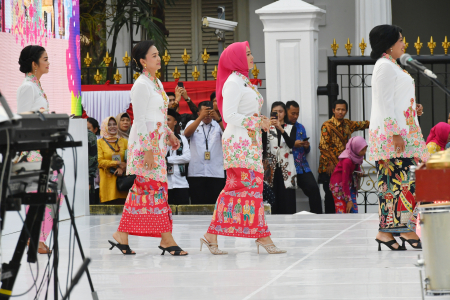 ISTANA BERKEBAYA MENYAMBUT HUT KE-78 RI  