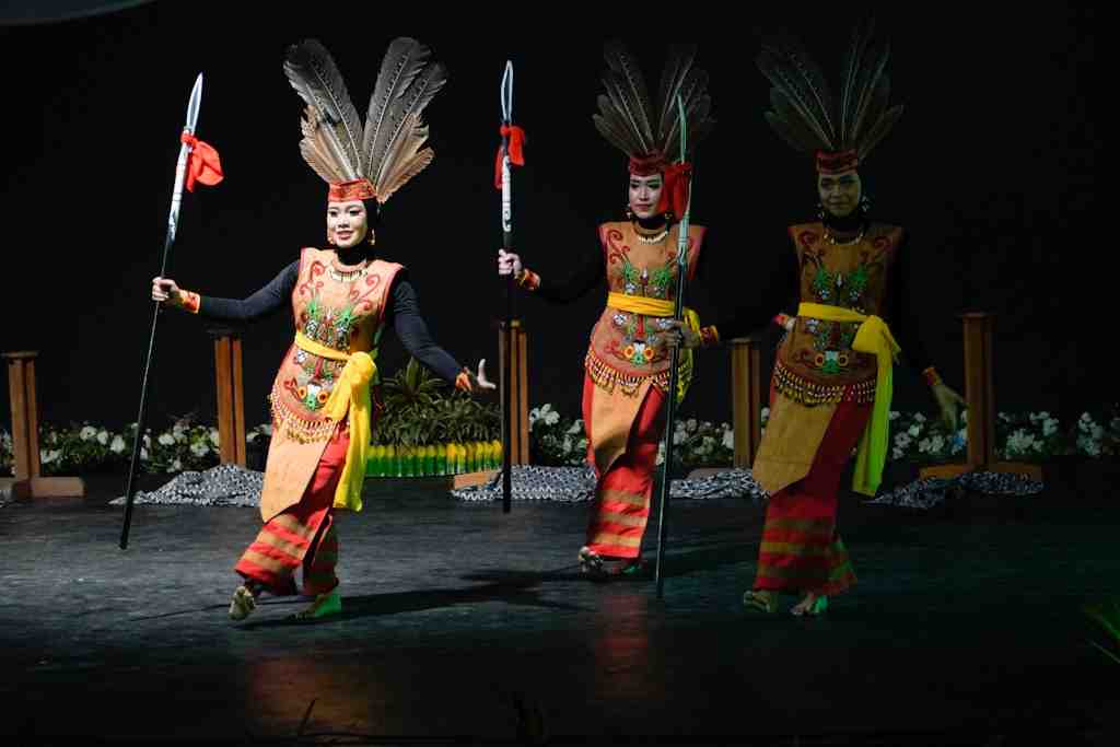 TARI BAWI KAMENTENG