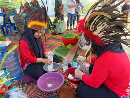 MEMARUT KELAPA 