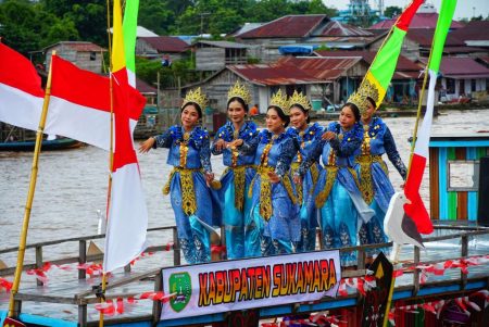 TARIAN PESISIR di ATAS PERAHU HIAS